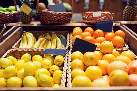 销售,购物,维生素C生态食品成熟的水果篮子与名牌杂货店市场图片