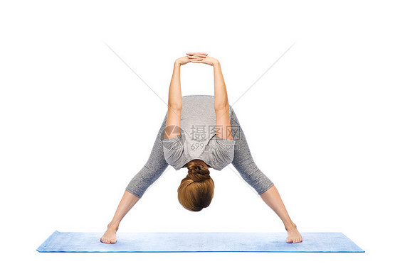 健身,运动,人健康的生活方式妇女瑜伽宽腿向前弯曲姿势垫子上图片