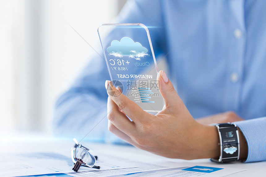 技术,应用,天气,预报人的妇女手透明智能手机与云图标空气温度屏幕办公室图片