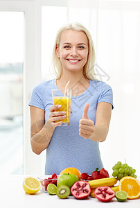 健康的饮食,素食,节食人们的观念微笑的女人喝水果奶昔璃家里大拇指图片