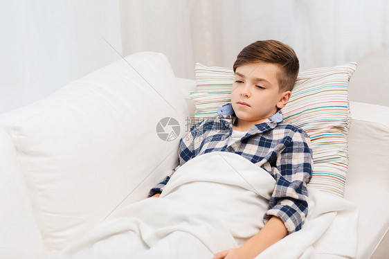 童,医疗,人医学生病的男孩流感躺家里的床上图片