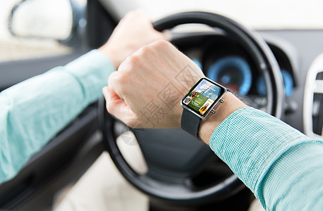 交通,商务旅行,技术,媒体人的密切与新闻应用智能手表驾驶汽车图片