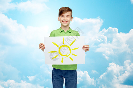 蓝色床单童,创造力,艺术人的快乐的微笑男孩着蓝天云彩背景上的太阳的