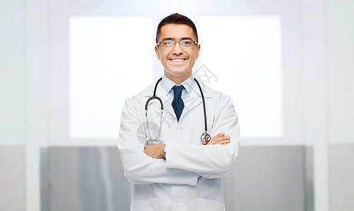 医疗保健,职业,人医学微笑的男医生穿着白色外套眼镜与听诊器图片