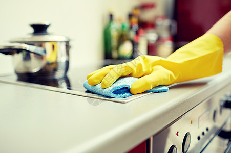 人,家务家务亲密的妇女手家里厨房用抹布清洁炊具保护手套图片