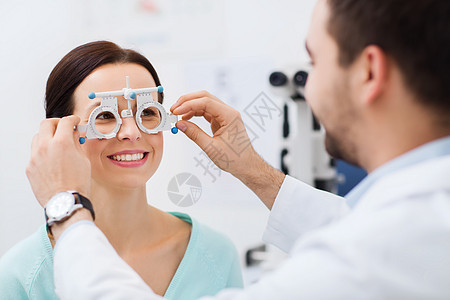保健,医学,人,视力技术验光师与试验框架检查病人视力眼科诊所光学商店图片