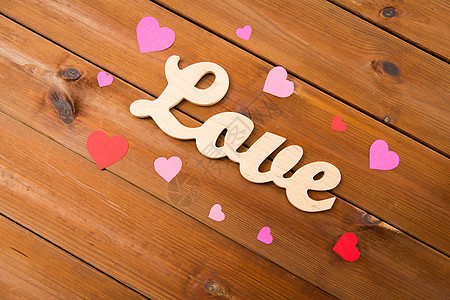 爱情,约会,浪漫,情人节假期的用红色粉红色的纸心木头上亲密的文字爱情图片