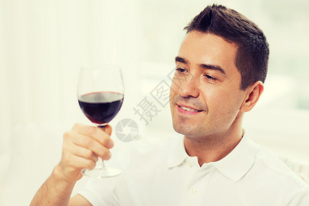 职业,饮料,休闲,假日人们的快乐的人喝红酒璃家里图片