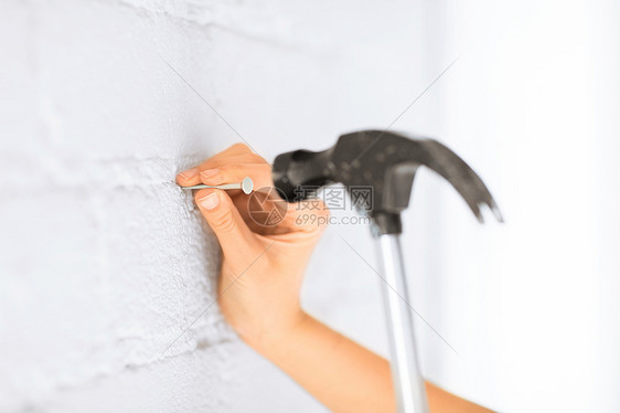 建筑家居装修的建筑师锤击钉子建筑师墙上锤钉子图片