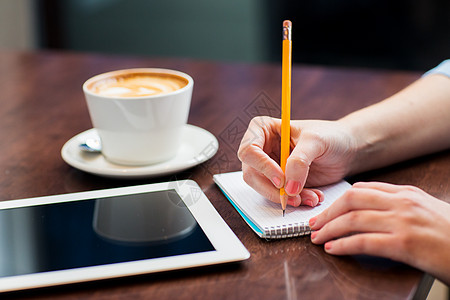 商业,教育,人,技术生活方式的妇女的手写笔记本电脑铅笔平板电脑与咖啡图片