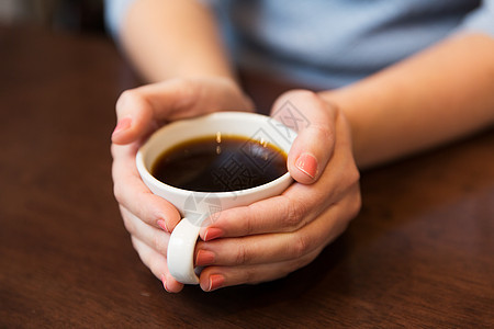 饮料,人生活方式的近距离的女人手杯子与热黑咖啡图片