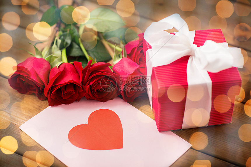 爱情,浪漫,情人节假期的礼品盒,红玫瑰贺卡与心木头上图片