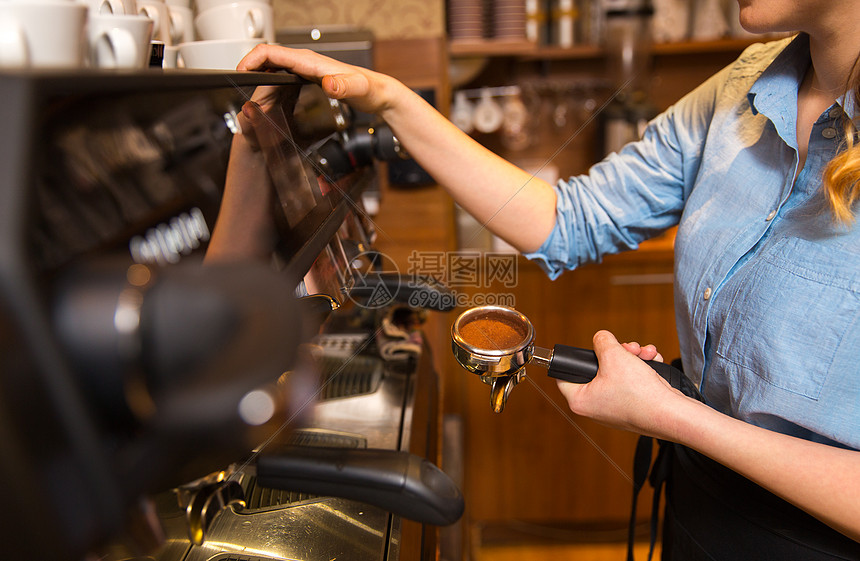 ‘~设备,咖啡店,人技术妇女咖啡馆酒吧餐厅厨房用机器煮咖啡  ~’ 的图片