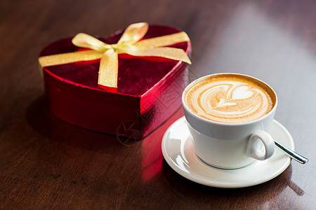 假日,情人节,爱饮料的礼品盒咖啡杯桌子上图片