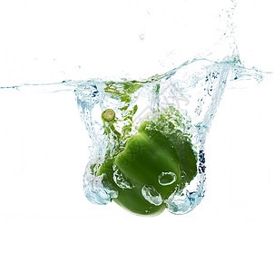 蔬菜,食物健康的饮食新鲜的青椒掉落蘸水溅白色背景上图片