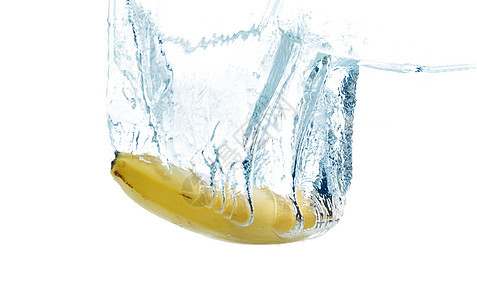 水果,食物健康的饮食新鲜香蕉掉落蘸水溅白色背景上图片