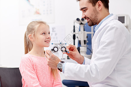 保健,医学,人,视力技术验光师与试用框架检查女孩病人视力眼科诊所光学商店图片