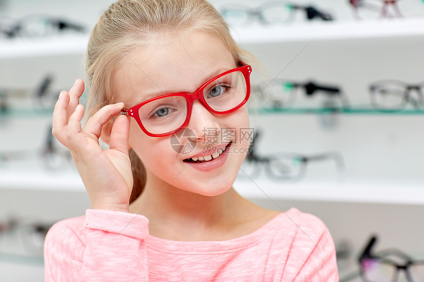 保健,人,视力视力小女孩眼镜商店图片