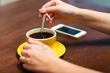 饮料,人,技术生活方式的轻妇女与智能手机喝咖啡咖啡馆图片