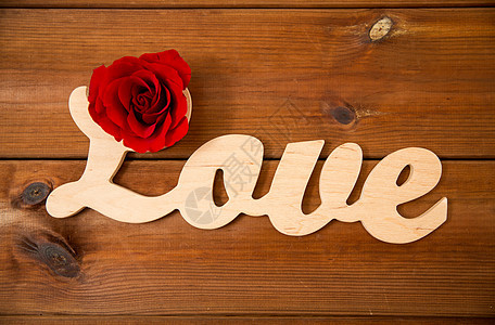 爱情,约会,浪漫,情人节假期的用红玫瑰木头上剪下的文字爱情图片