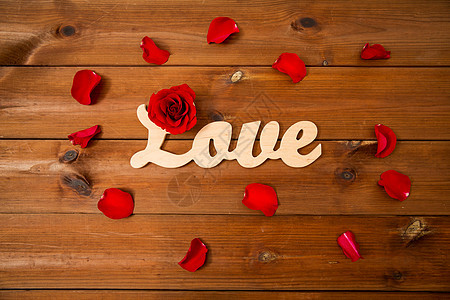 爱情,约会,浪漫,情人节假期的用红色玫瑰花瓣木头上剪下的文字爱情图片