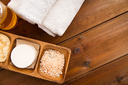 美容,水疗,身体护理,天然化妆品健康SOA与喜马拉雅粉红盐浴巾木制桌子上图片