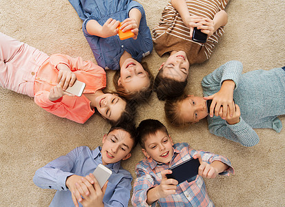 童,时尚,友谊人的快乐的微笑孩子躺地板上的圆圈图片