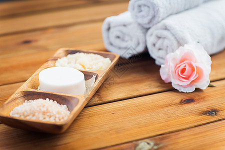 美容,水疗,身体护理,天然化妆品沐浴肥皂与喜马拉雅盐擦洗木制碗桌子上图片