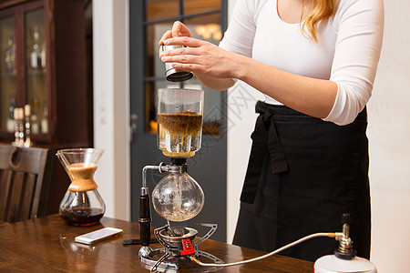 设备,咖啡店,人技术咖啡师妇女与锅倒地咖啡虹吸咖啡机咖啡馆酒吧餐厅厨房图片