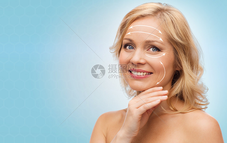 美丽,人,抗衰老护肤的微笑的女人,裸露的肩膀接触脸蓝色的背景图片