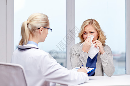 医疗保健,流感,卫生人的医生与生病的妇女医院餐巾纸病人气鼻图片
