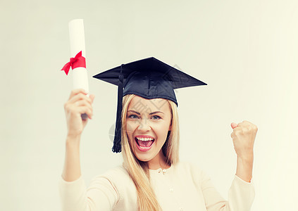 带着证书戴毕业帽的快乐学生证书的毕业帽学生图片