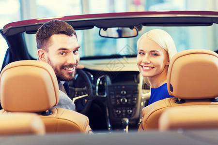 幸福的夫妇坐在汽车里微笑图片
