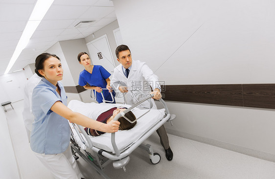 专业,人,保健,复活医学医生医生携带无意识的妇女病人医院轮床上紧急图片