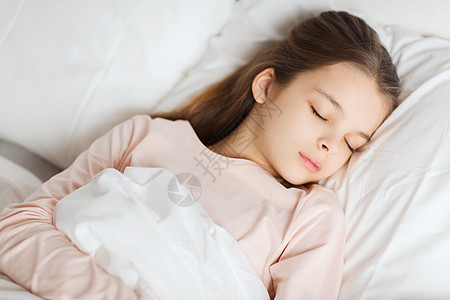 人,孩子,休息舒适的女孩睡家里的床上图片