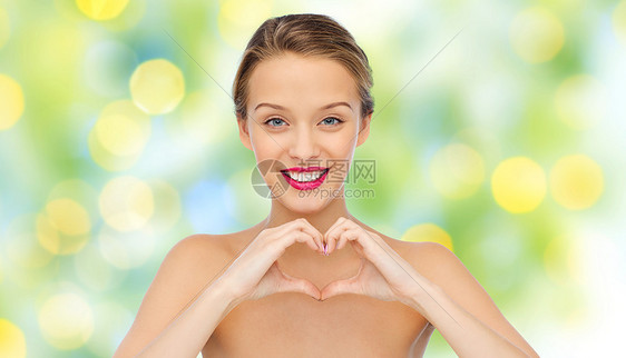 美丽,人,爱,情人节化妆微笑的轻女人用粉红色的口红嘴唇上心形的手标志绿灯背景上图片