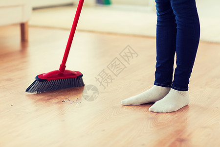 人,家务,清洁家务妇女的腿与扫帚扫地家图片