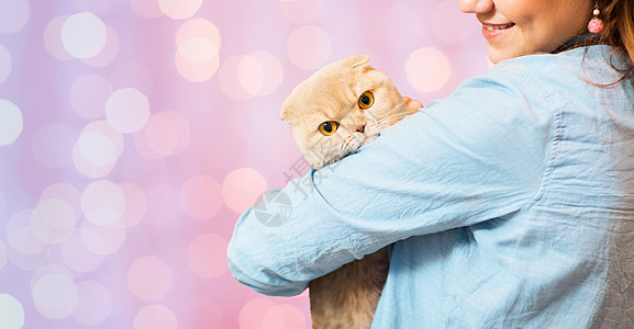 抱猫的人女的照顾高清图片