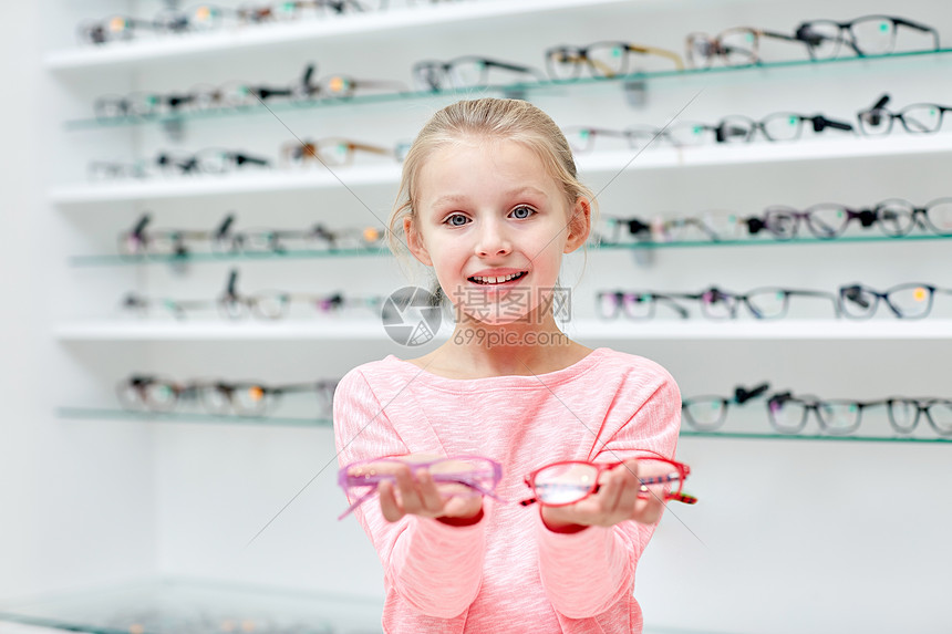 保健,人,视力视力小女孩眼镜商店图片