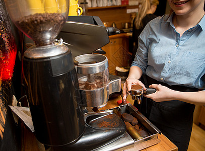 自助餐厅设备,咖啡店,人技术妇女咖啡馆酒吧餐厅厨房用机器煮咖啡背景