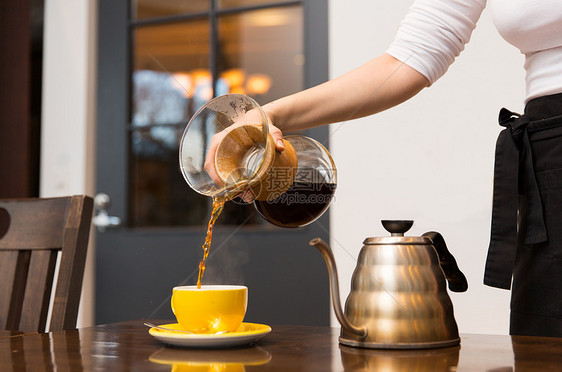 设备,咖啡店,人技术咖啡师妇女与璃咖啡机锅倒热咖啡杯咖啡馆酒吧餐厅厨房图片