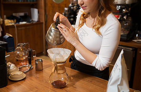 设备,咖啡店,人技术咖啡师妇女与锅倒热水璃咖啡机过滤器咖啡馆酒吧餐厅厨房图片