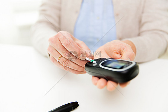 医学,龄,糖尿病,保健人的密切老妇女与血糖仪测试条纹检查血糖水平家里图片