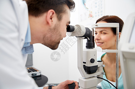 保健,医学,人,视力技术验光师与非接触眼压计检查病人眼压眼科诊所光学商店图片