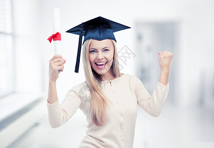 带着证书戴毕业帽的快乐学生证书的毕业帽学生图片