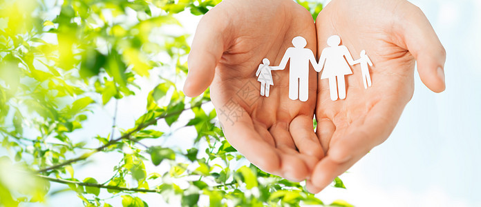 人价值观幸福理念近距离的人,用铜尖的手,绿色的自然背景上展示纸家庭的剪纸背景图片
