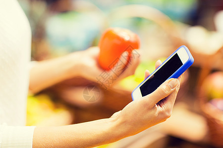 销售,购物,消费主义人的密切轻妇女的手与智能手机柿子市场上图片