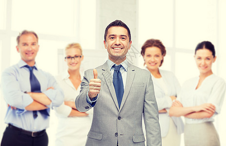 商业,人,手势办公室快乐的商人与队办公室的背景竖大拇指图片
