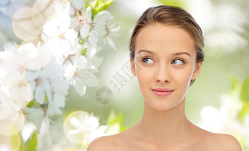美丽,人与健康的微笑的轻女人的脸肩膀夏天绿色的自然背景与樱花图片