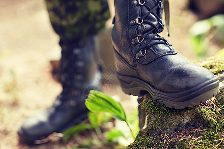 战争,徒步旅行,森林里穿靴的士兵脚背景图片
